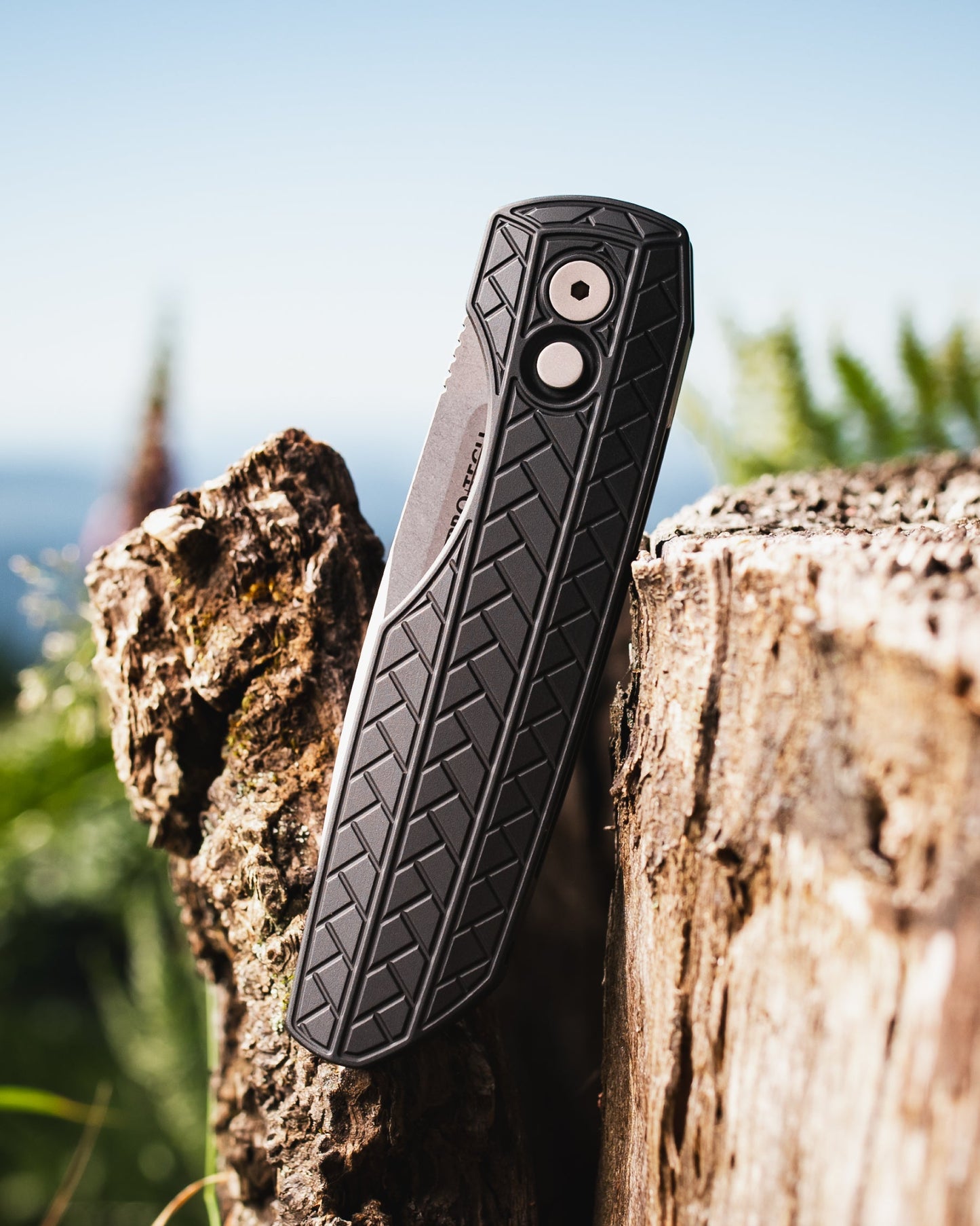Pro-Tech VERO2105.MM Vero Synapse 2 Auto - Black Herringbone Textured Aluminum Handle - Stonewash MAGNAMAX Blade - Blasted Hardware - DLC Machined Ti Clip