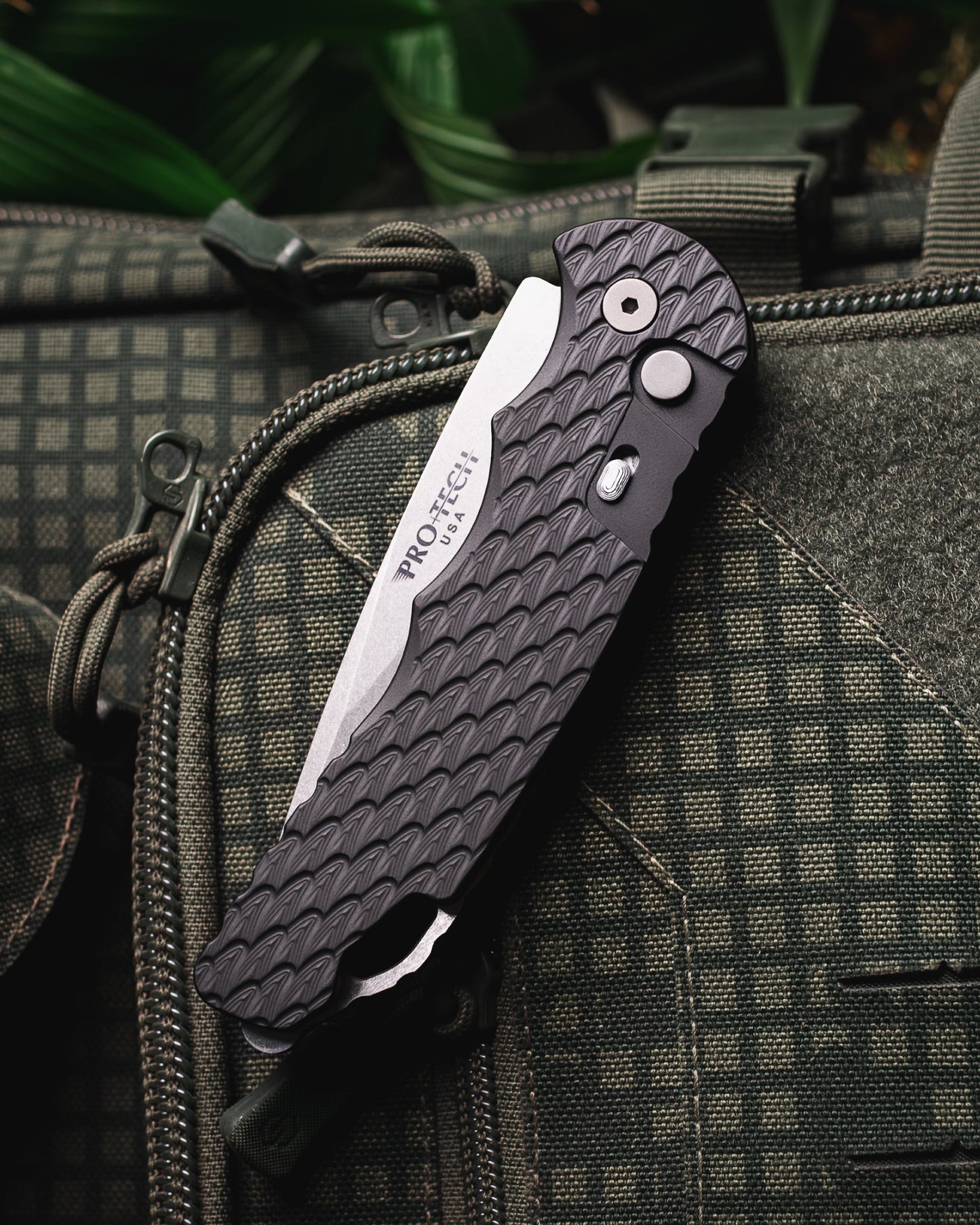 Pro-Tech T4105.F.MM TR-4 AUTO - "Feather Texture" Black Handle - Stonewash Saber Grind MAGNAMAX Blade - Secondary Slide Safety - Glass Breaker