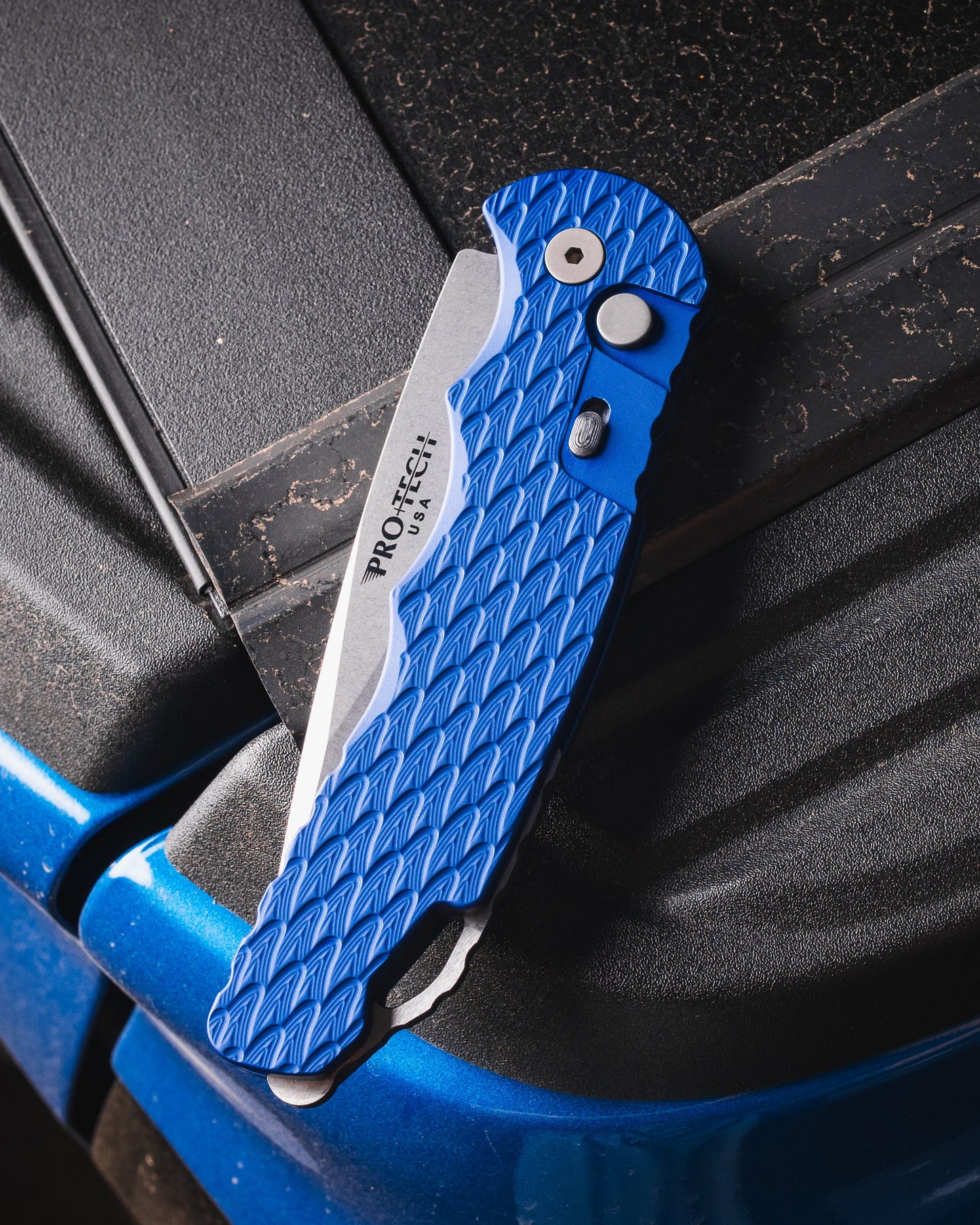 Pro-Tech T4105.F.MM.Blue TR-4 AUTO - "Feather Texture" Blue Handle - Stonewash Saber Grind MAGNAMAX Blade - Secondary Slide Safety - Glass Breaker