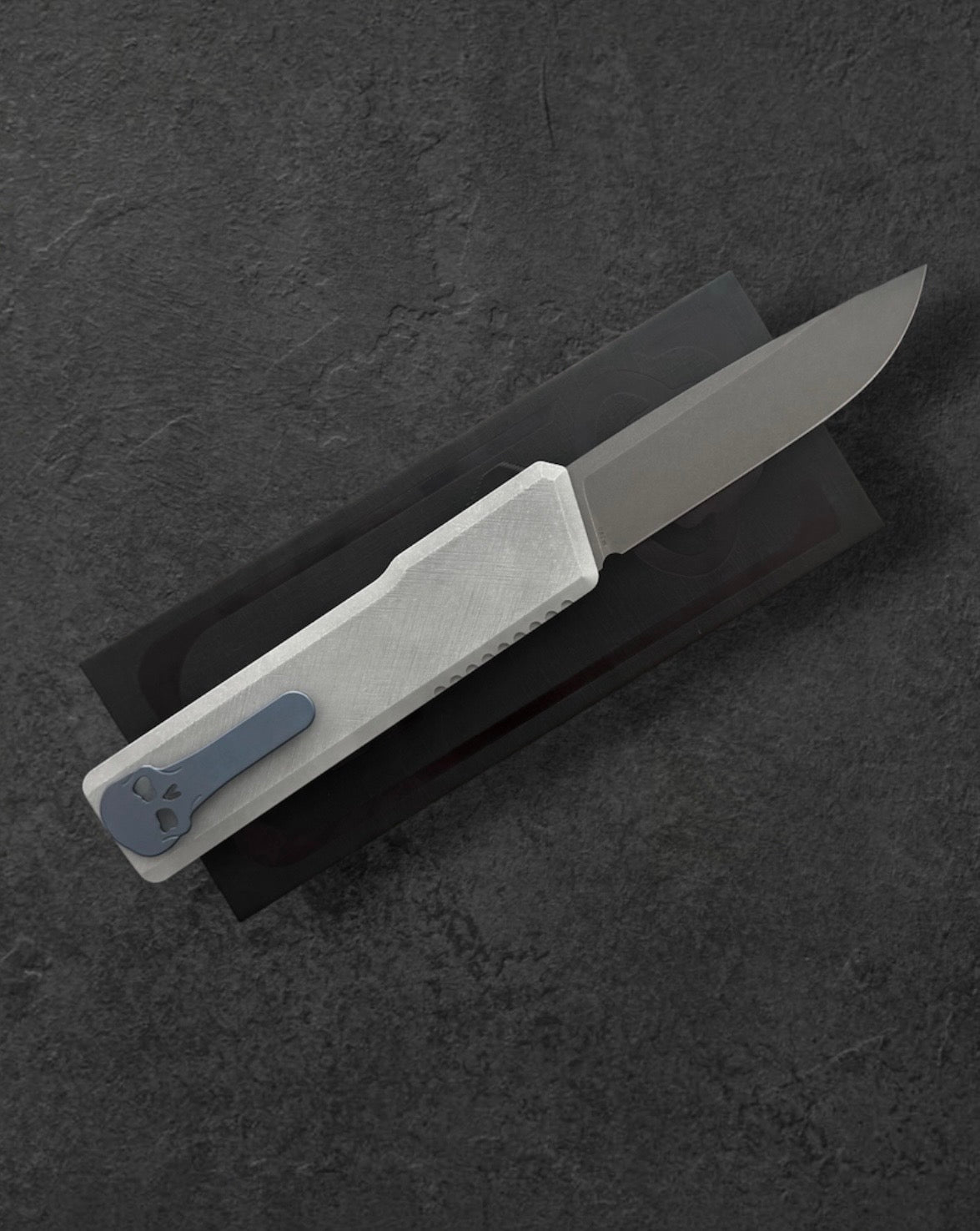 Chaves Knives-Chaves Dissident OTF Knife - M390 Drop Point & "GTA" Carbon Fiber Inlay-2-Urban Cutlery