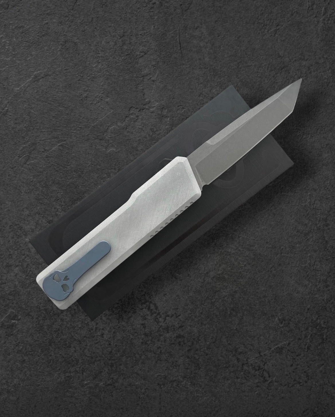 Chaves Knives-Chaves Dissident OTF Knife - M390 Tanto & "GTA" Carbon Fiber Inlay-2-Urban Cutlery