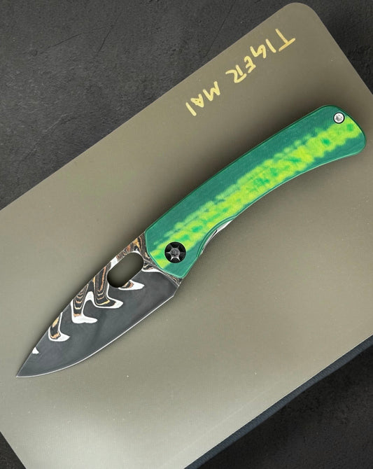 SPK Lamia Gen 4 Full-Dress Custom Lottery – Baker Forge Tiger Mai Blade - Morph TPC Green/Yellow Show - Oil Slick Zirc Pivot