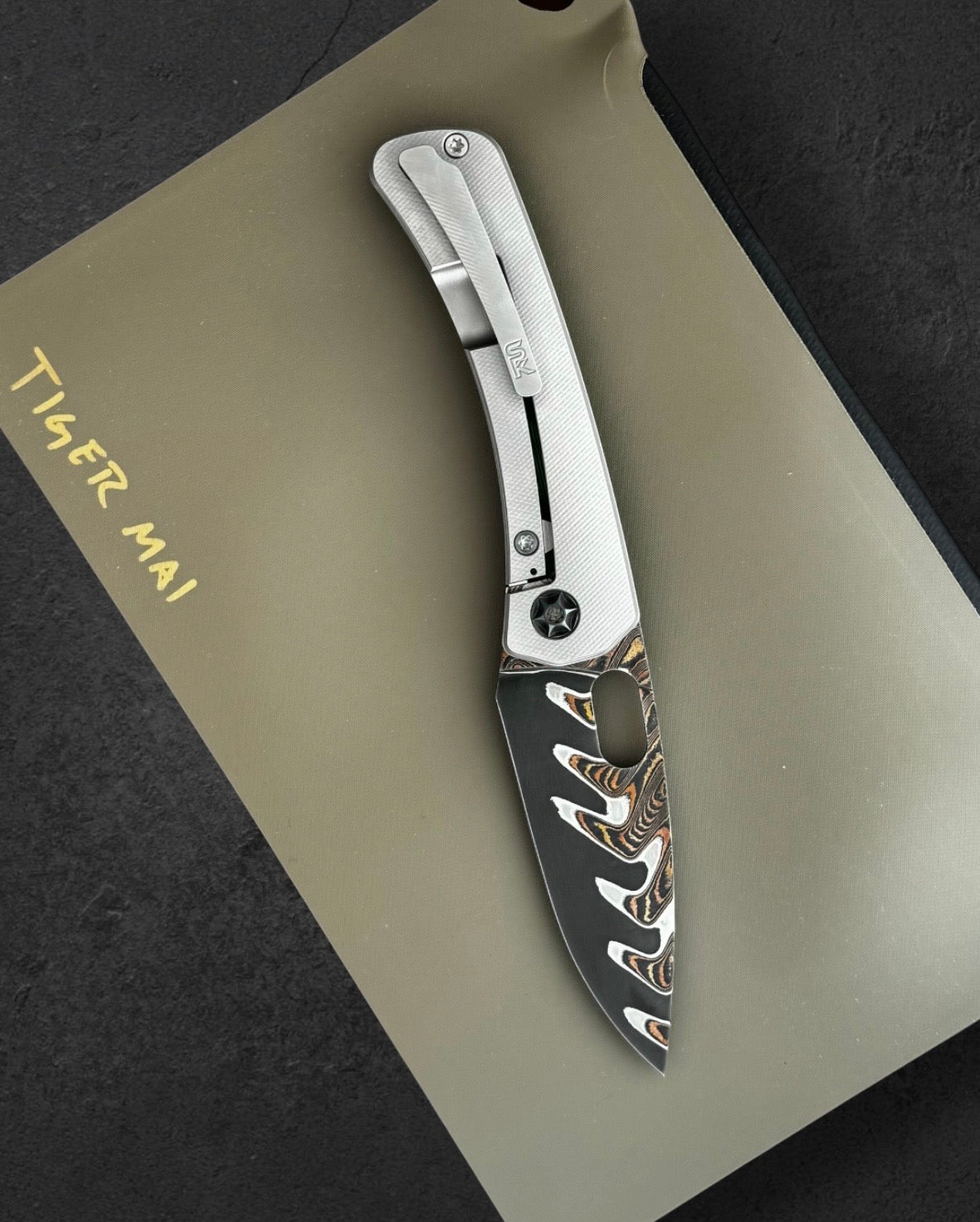 SPK Lamia Gen 4 Full-Dress Custom Lottery – Baker Forge Tiger Mai Blade - Morph TPC Green/Yellow Show - Oil Slick Zirc Pivot