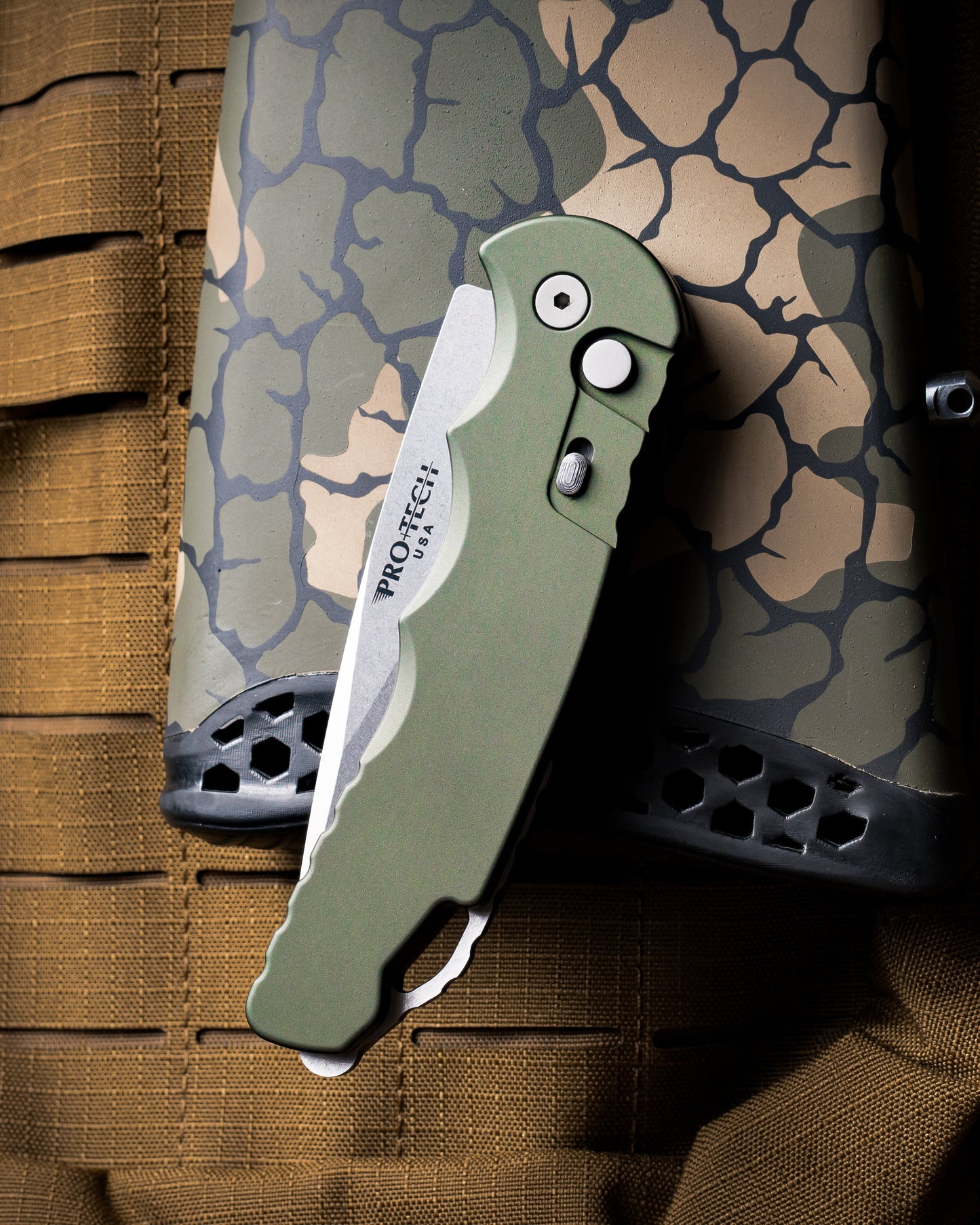Pro-Tech T4101.MM.Green TR-4 AUTO  - Solid Green Handle - Stonewash Saber Grind MAGNAMAX Blade - Secondary Slide Safety - Glass Breaker