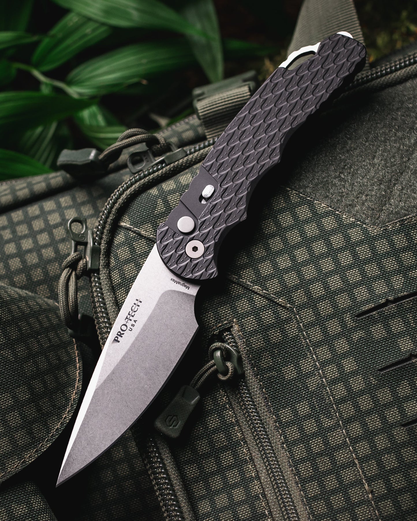 Pro-Tech T4105.F.MM  TR-4 AUTO  - "Feather Texture" Black Handle - Stonewash Saber Grind MAGNAMAX Blade - Secondary Slide Safety - Glass Breaker