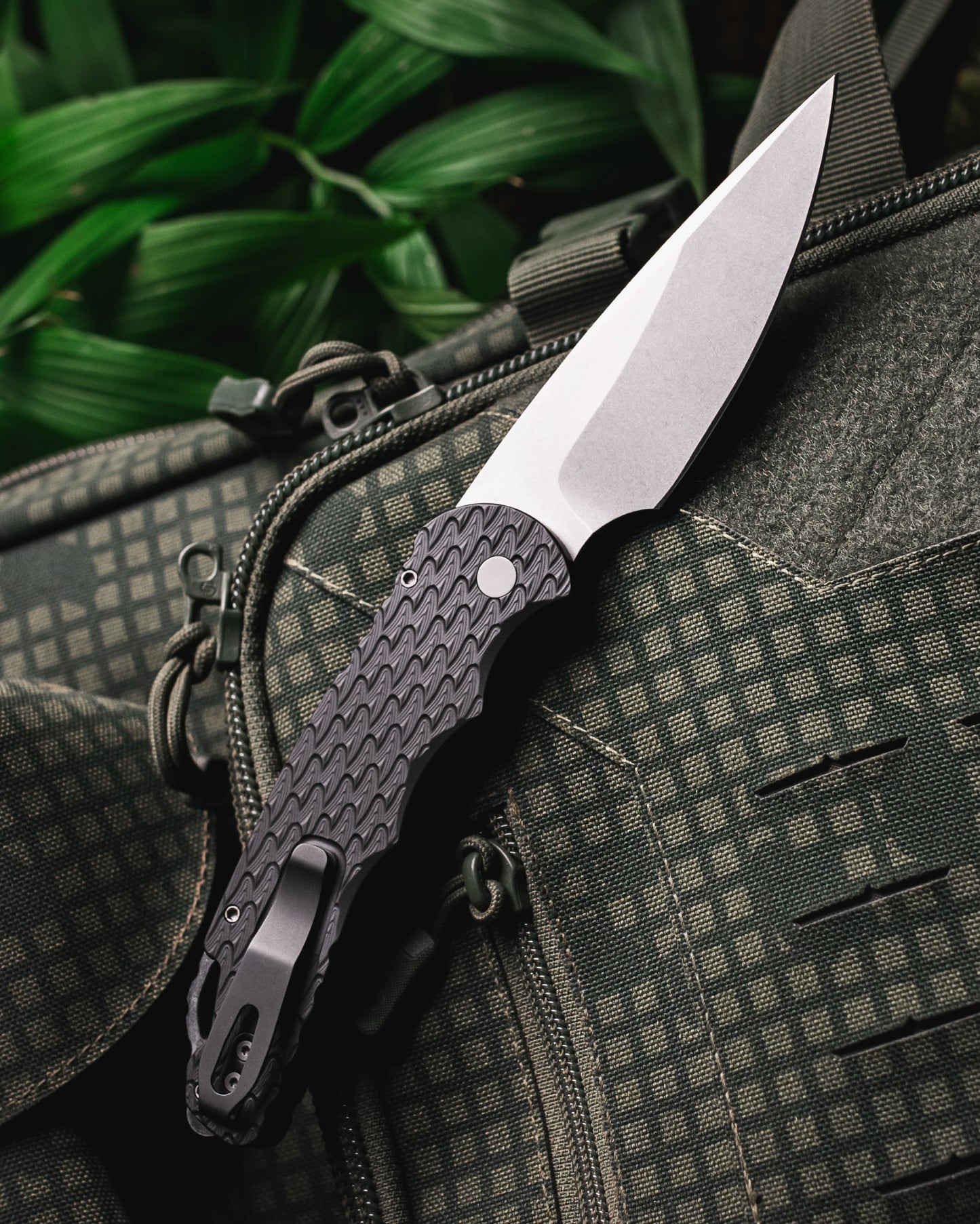 Pro-Tech T4105.F.MM  TR-4 AUTO  - "Feather Texture" Black Handle - Stonewash Saber Grind MAGNAMAX Blade - Secondary Slide Safety - Glass Breaker