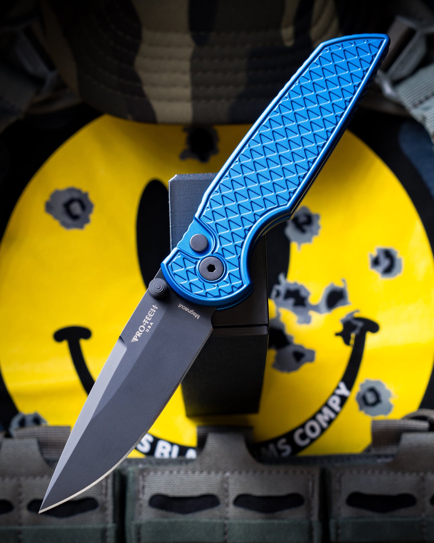 Pro-Tech INT1106.Blue TR-3 INTEGRITY Manual - Relic Textured Blue Handle - DLC Black MAGNACUT Blade - Black Hardware