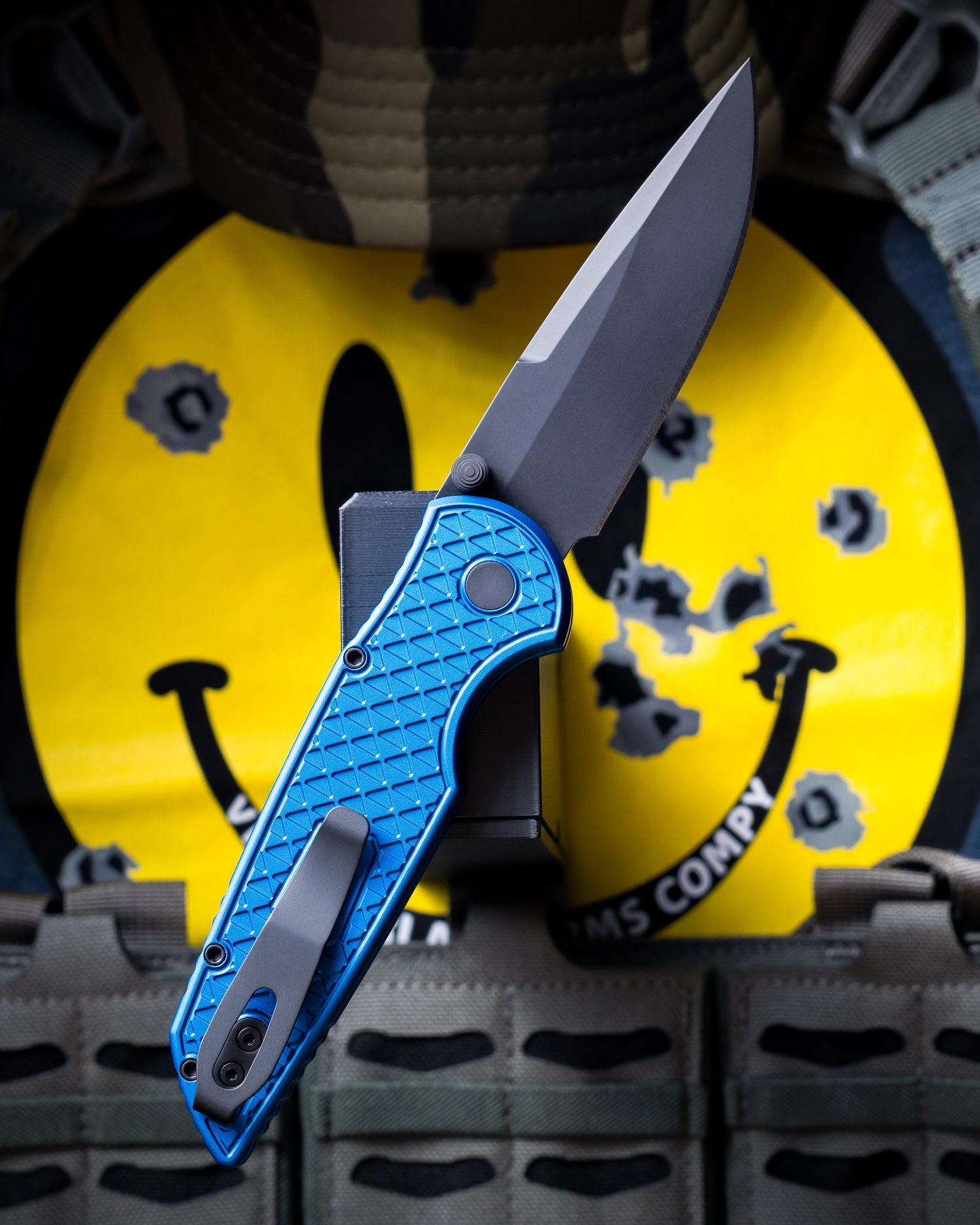 Pro-Tech INT1106.Blue TR-3 INTEGRITY Manual - Relic Textured Blue Handle - DLC Black MAGNACUT Blade - Black Hardware
