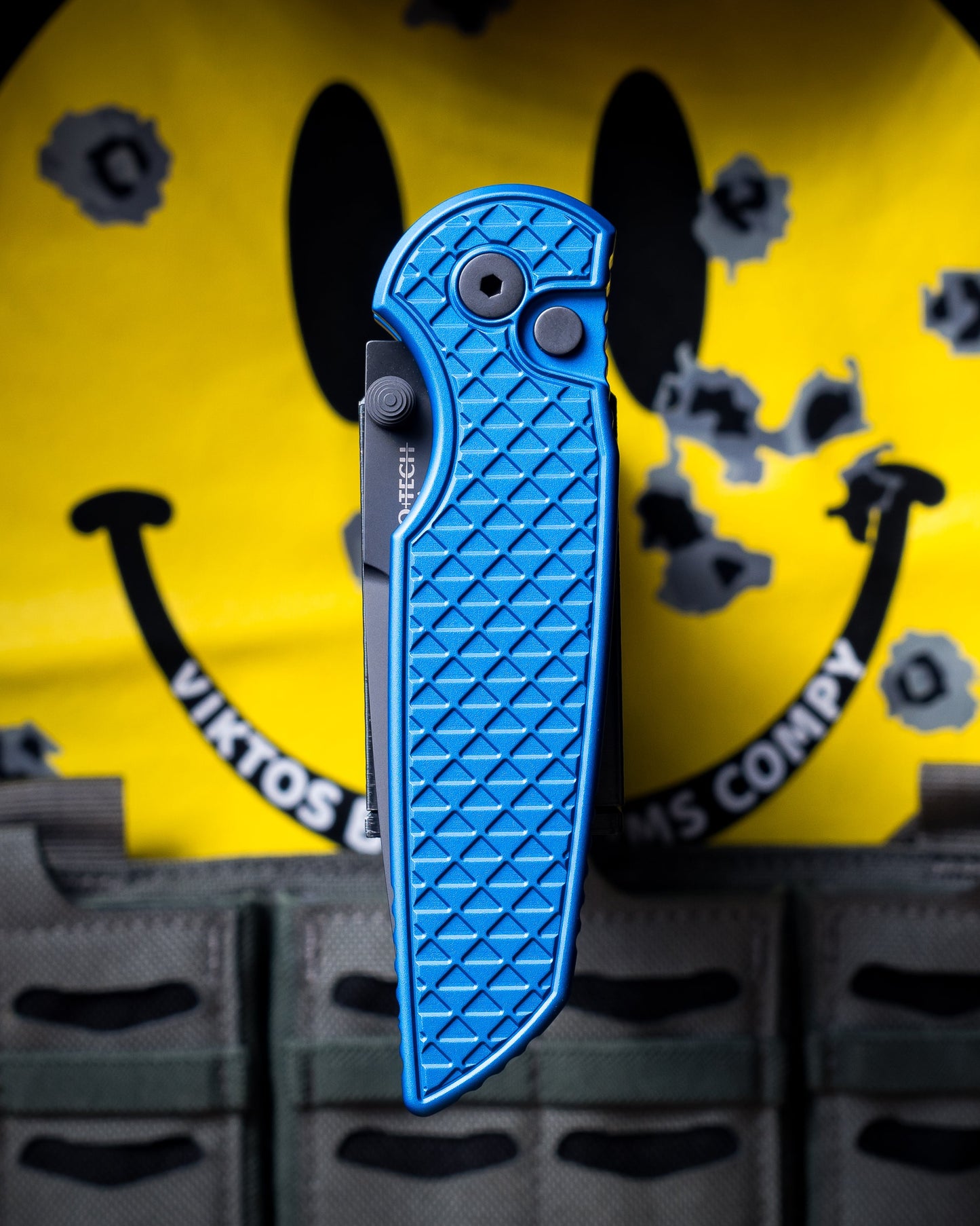 Pro-Tech INT1106.Blue TR-3 INTEGRITY Manual - Relic Textured Blue Handle - DLC Black MAGNACUT Blade - Black Hardware
