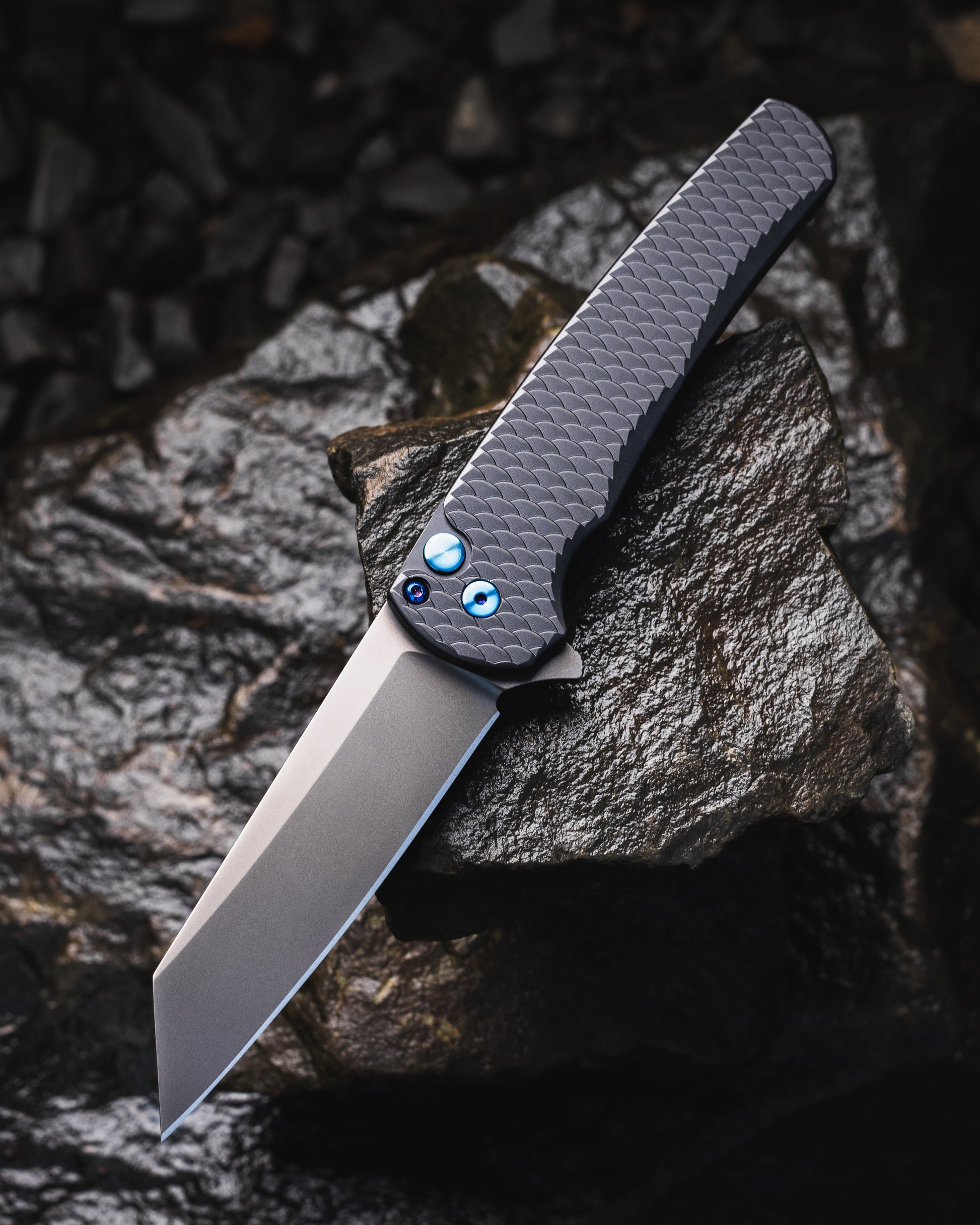 Pro-Tech-Pro-Tech BST26.Malibu.1 Blade Show Texas 2026 Exclusive Malibu - Black 7075 "Dragon Scale" Handle - Smoky Grey DLC Reverse Tanto Magnacut Blade - Sapphire Blue Hardware - Black Clip-1-Urban Cutlery