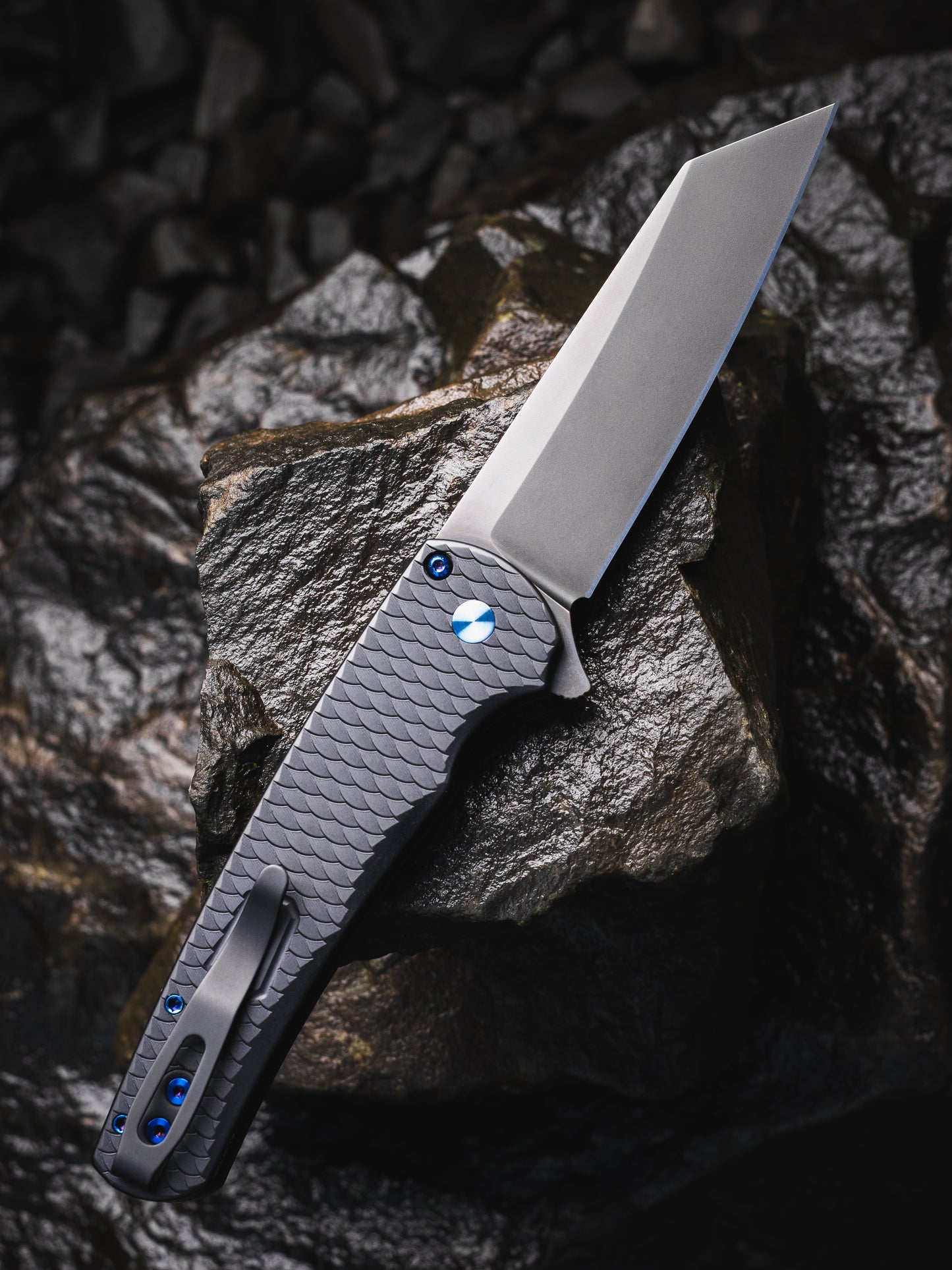 Pro-Tech-Pro-Tech BST26.Malibu.1 Blade Show Texas 2026 Exclusive Malibu - Black 7075 "Dragon Scale" Handle - Smoky Grey DLC Reverse Tanto Magnacut Blade - Sapphire Blue Hardware - Black Clip-2-Urban Cutlery