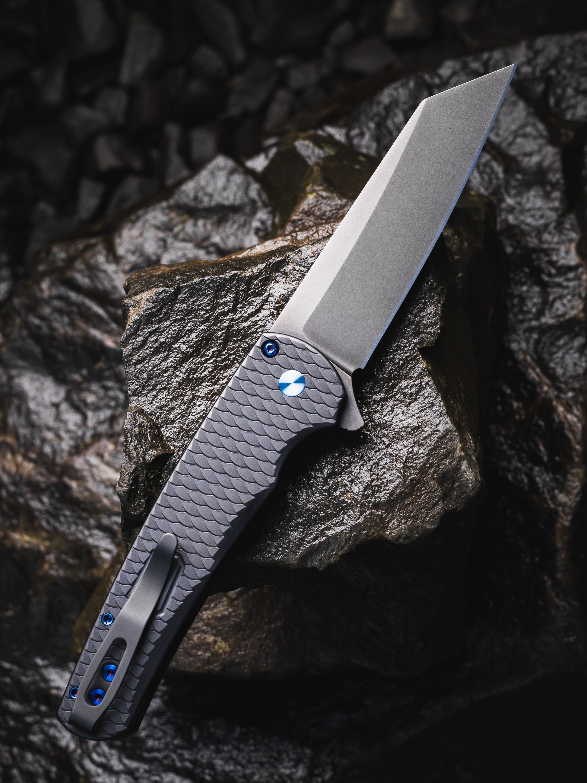 Pro-Tech-Pro-Tech BST26.Malibu.1 Blade Show Texas 2026 Exclusive Malibu - Black 7075 "Dragon Scale" Handle - Smoky Grey DLC Reverse Tanto Magnacut Blade - Sapphire Blue Hardware - Black Clip-2-Urban Cutlery