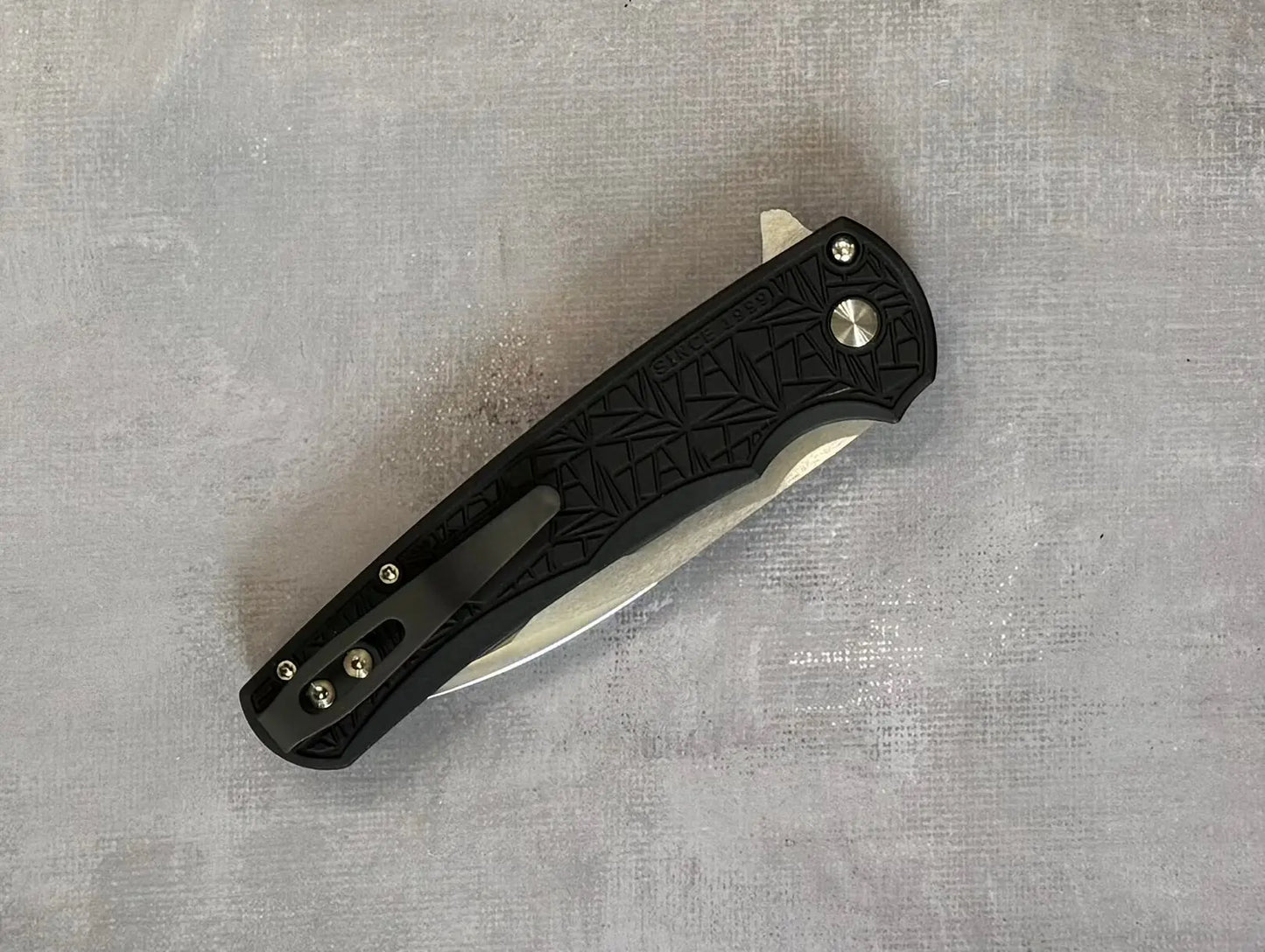 Pro-Tech-Pro-Tech Custom Malibu Nexus (2024 Malibu Custom 001) - 25 Year Anniversary Pattern Milled Handle - Mike Irie Compound Hand Ground Mirror Polish Wharncliffe Blade - Black Pearl Inlaid Push Button - Black DLC Titanium Clip /100-4-Urban Cutlery