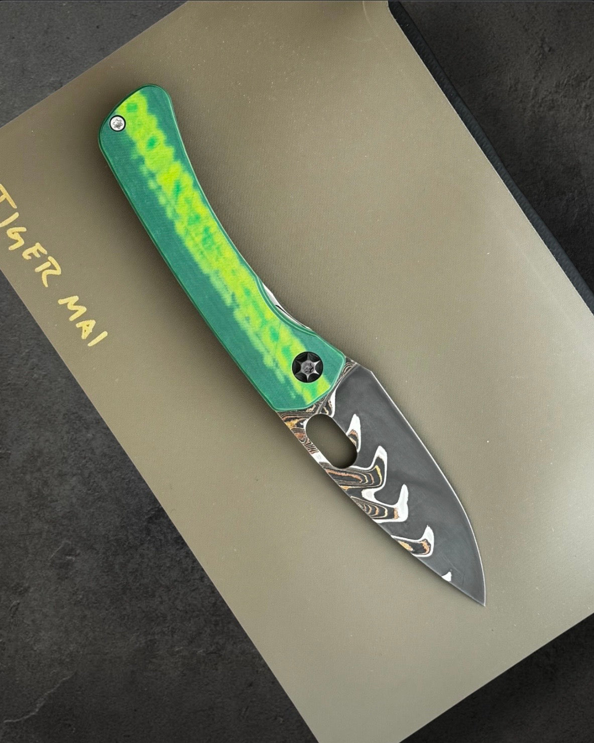 SPK-SPK Lamia Gen 4 Full-Dress Custom Lottery – Baker Forge Tiger Mai Blade - Morph TPC Green/Yellow Show - Oil Slick Zirc Pivot-3-Urban Cutlery