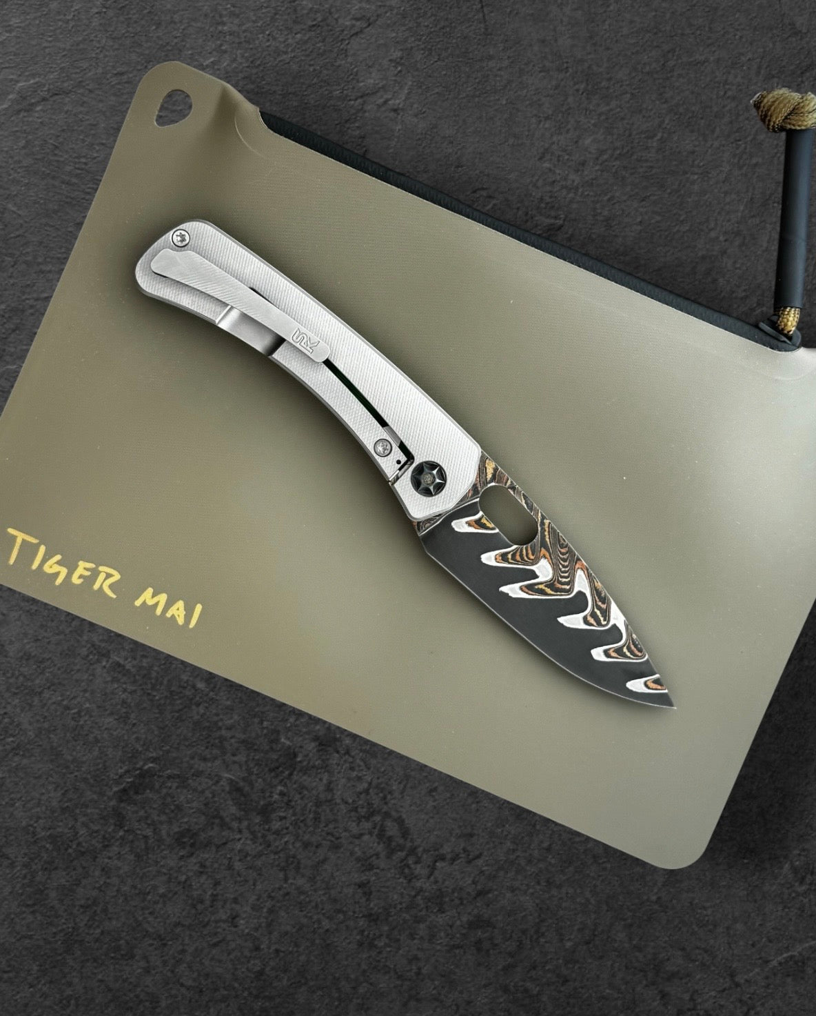 SPK-SPK Lamia Gen 4 Full-Dress Custom Lottery – Baker Forge Tiger Mai Blade - Morph TPC Green/Yellow Show - Oil Slick Zirc Pivot-5-Urban Cutlery