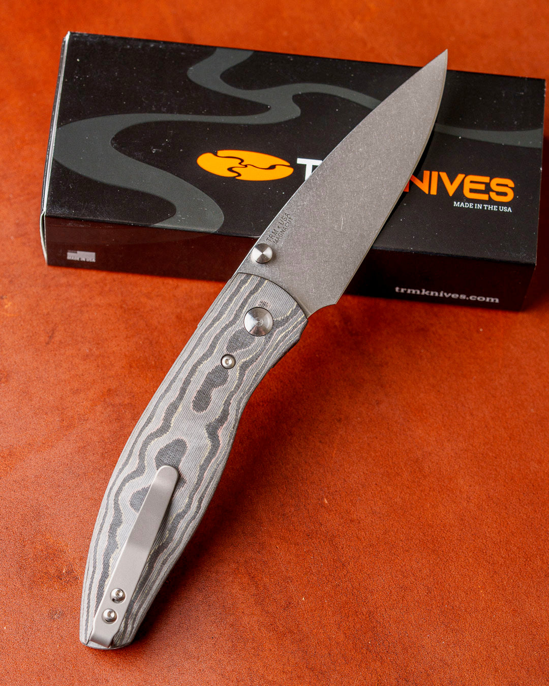 Three Rivers Mfg.-Three Rivers Mfg. (TRM) Atom - Mokume CAMO CARBON 3D Contoured SMOOTH Scales - MAGNACUT Blade-3-Urban Cutlery