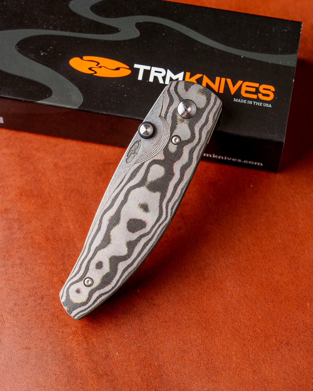 Three Rivers Mfg.-Three Rivers Mfg. (TRM) Atom - Mokume CAMO CARBON 3D Contoured SMOOTH Scales - MAGNACUT Blade-4-Urban Cutlery