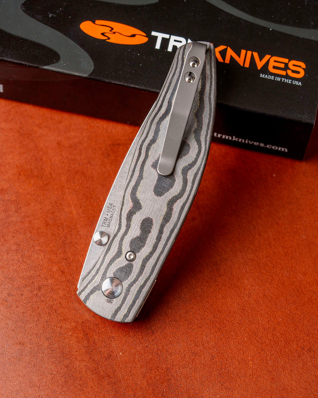 Three Rivers Mfg.-Three Rivers Mfg. (TRM) Atom - Mokume CAMO CARBON 3D Contoured SMOOTH Scales - MAGNACUT Blade-5-Urban Cutlery