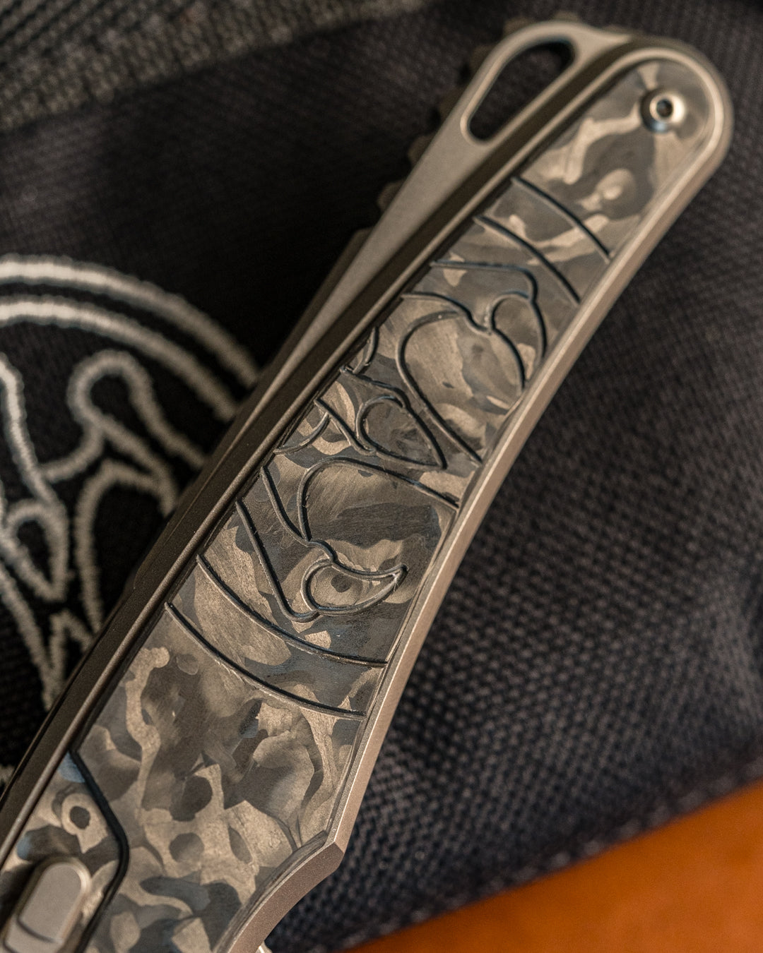 Hawk Knives Talon - Black Ops Marble Carbon Fiber Handle Inlay - Satin M390 Blade